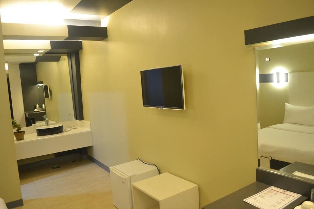 The Lucky 9 Budget Hotel Tagum Buitenkant foto