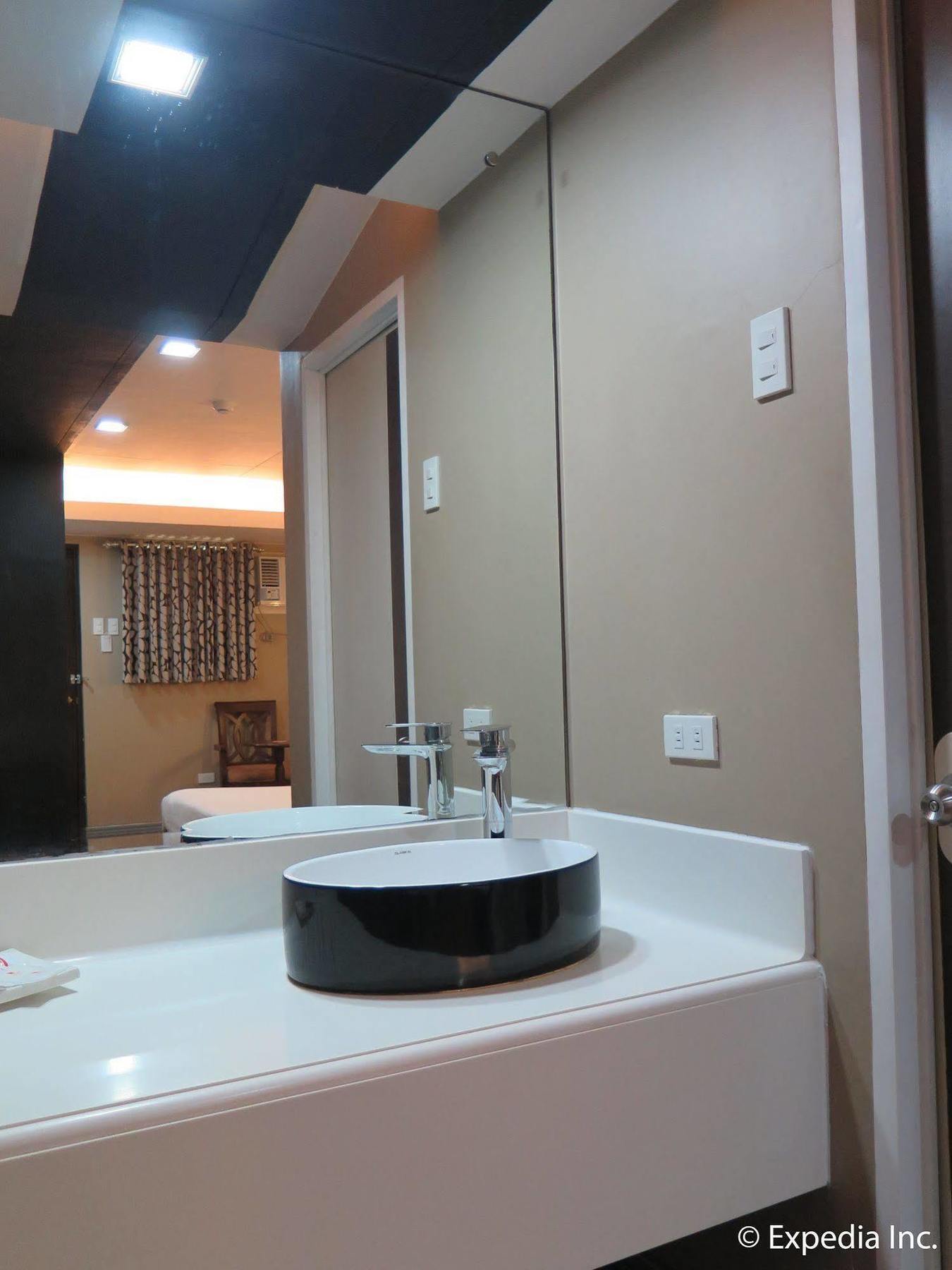 The Lucky 9 Budget Hotel Tagum Buitenkant foto